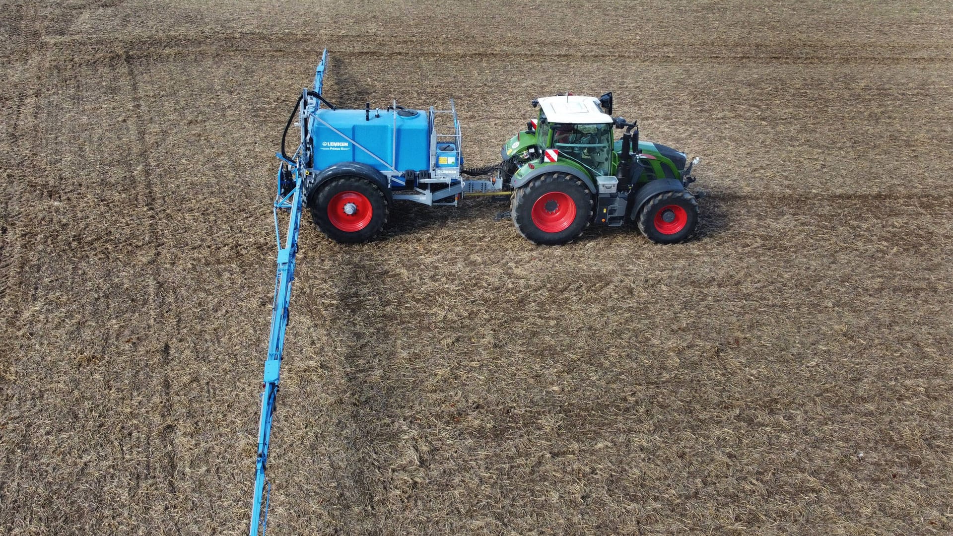 Ein Landwirt bringt mit einer Ackerspritze Pflanzenschutz auf einen Acker auf: Deutschland will ab Anfang 2024 Glyphosat nicht mehr zulassen.