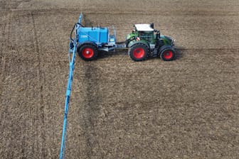 Ein Landwirt bringt mit einer Ackerspritze Pflanzenschutz auf einen Acker auf: Deutschland will ab Anfang 2024 Glyphosat nicht mehr zulassen.