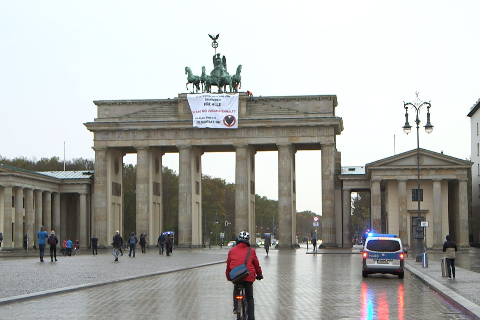 Das Brandenburger Tor in Berlin: Aktivisten haben hier ein Plakat in großer Höhe aufgehängt.