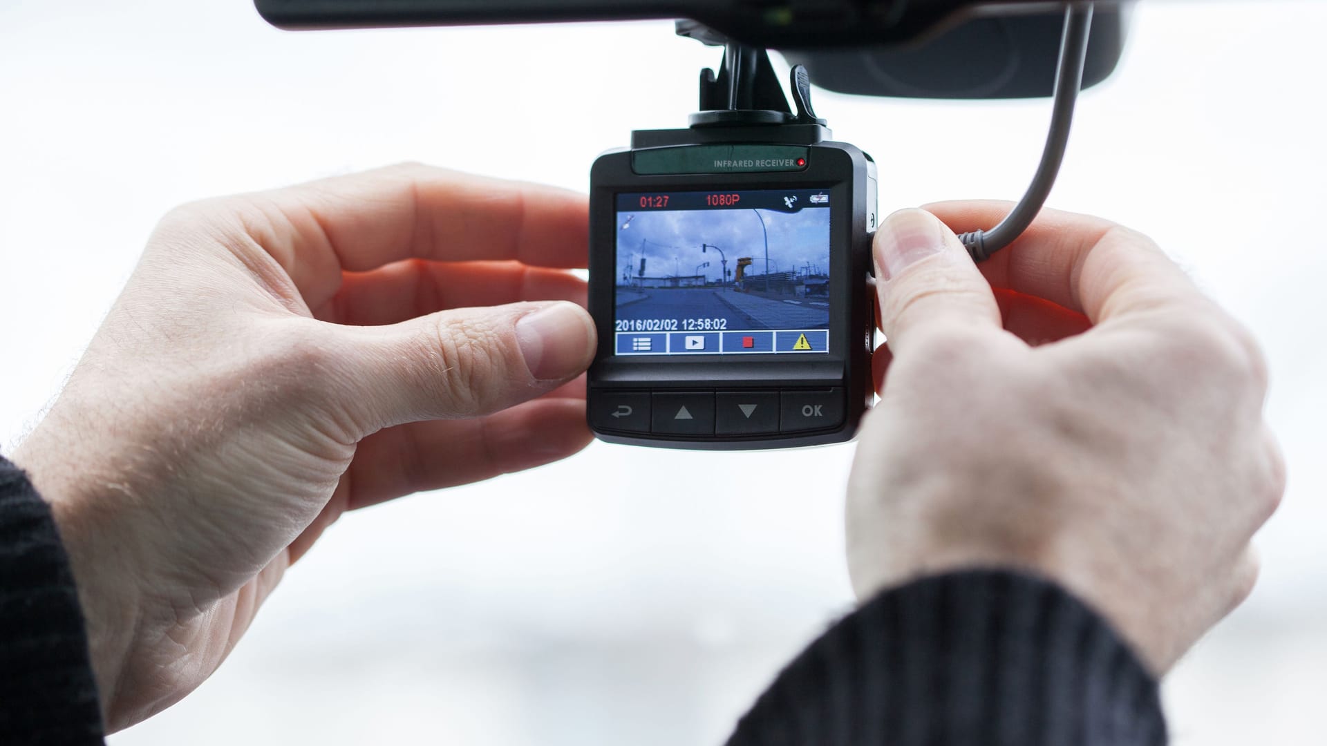 Nicht generell verboten: Dashcams können wichtige Beweise liefern – erlaubt ist aber einzig der anlassbezogene Aufnahmemodus.