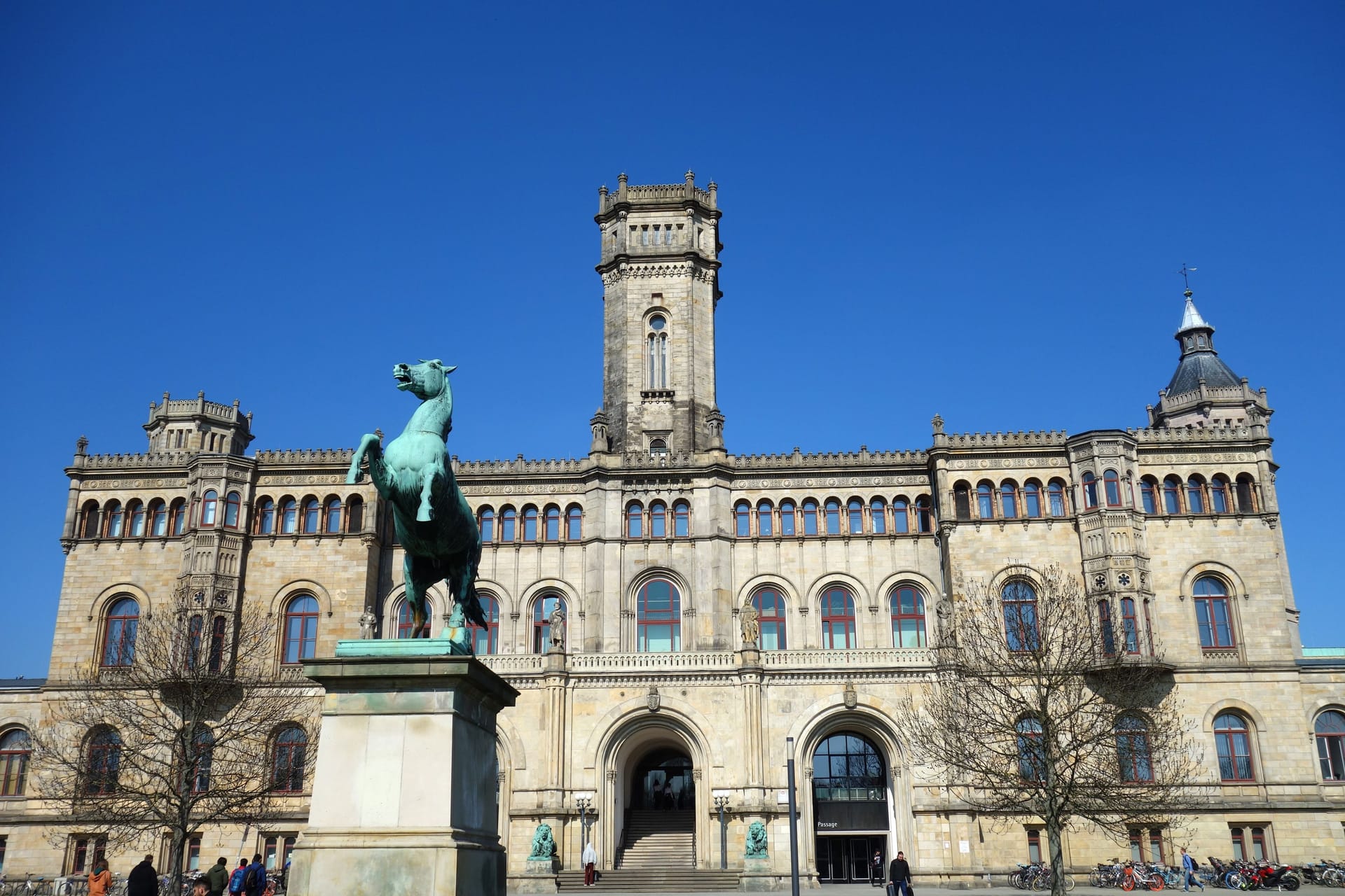 Die Leibniz-Universität in Hannover (Archivbild): Forscher aus Niedersachsen wurden ein Verfahren ausgezeichnet, mit dem künstliches menschliches Herzmuskelgewebe hergestellt werden kann.