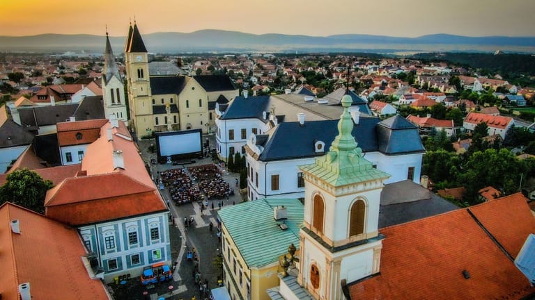 Der Charme der Provinz: Veszprem ist 2023 mit der Balaton-Gegend Kulturhauptstadtregion Europas.