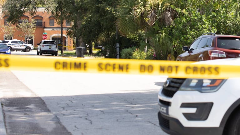 Flatterband der US-Polizei (Symbolbild): Ein Maskierter hat in Florida eine Frau erschossen.