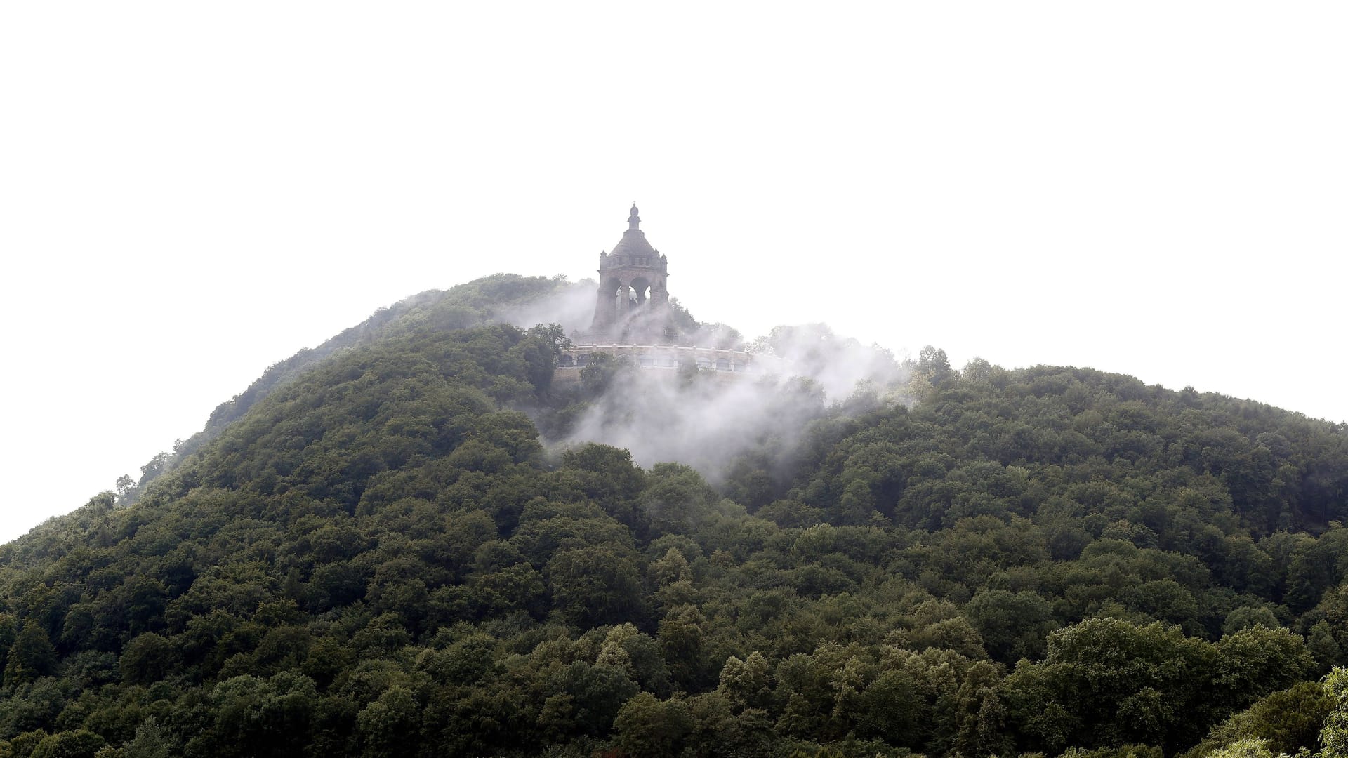 Das Kaiser-Wilhelm-Denkmal bei Porta Westfalica (Archivbild): Am Donnerstagabend stürzte ein Mann in die Tiefe.