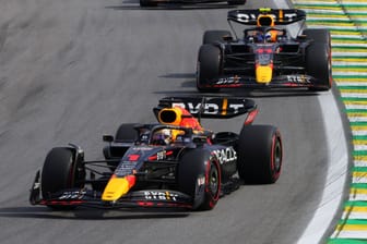 Kein Vorbeikommen: Sergio Perez hinter seinem Red-Bull-Teamkollegen Max Verstappen beim Großen Preis von Brasilien.