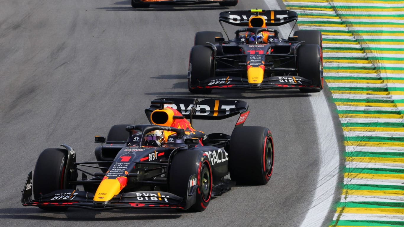 Kein Vorbeikommen: Sergio Perez hinter seinem Red-Bull-Teamkollegen Max Verstappen beim Großen Preis von Brasilien.