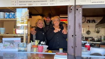 Claudia Rose (a sinistra), la sua dipendente Evelyn Bogach (a destra) e il nuovo inquilino Pegman Darvish: Claudia Rose ha aperto lo snack bar nel 1987 con il suo compagno di allora.