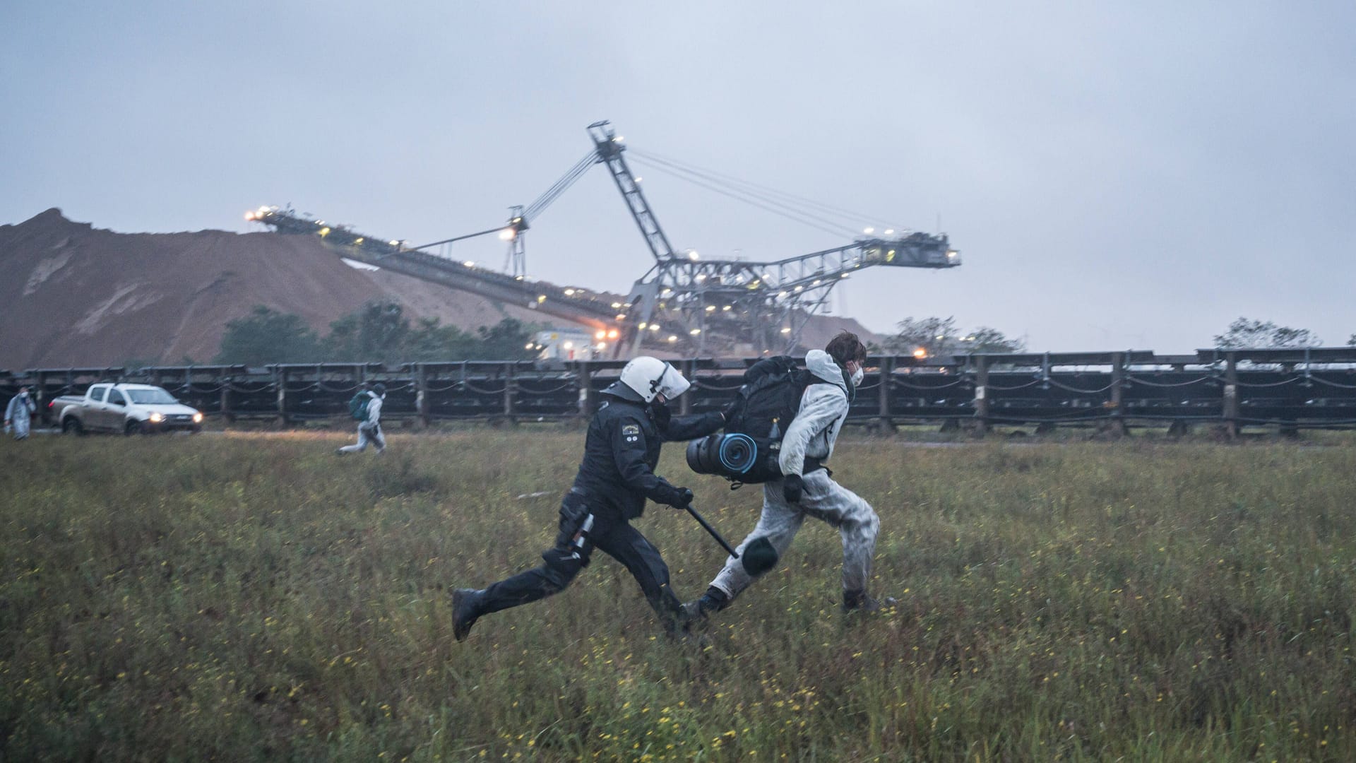 Die Polizei auf den Fersen: "Ende Gelände"-Aktivist auf dem Weg zur Blockade eine Kohle-Grube.