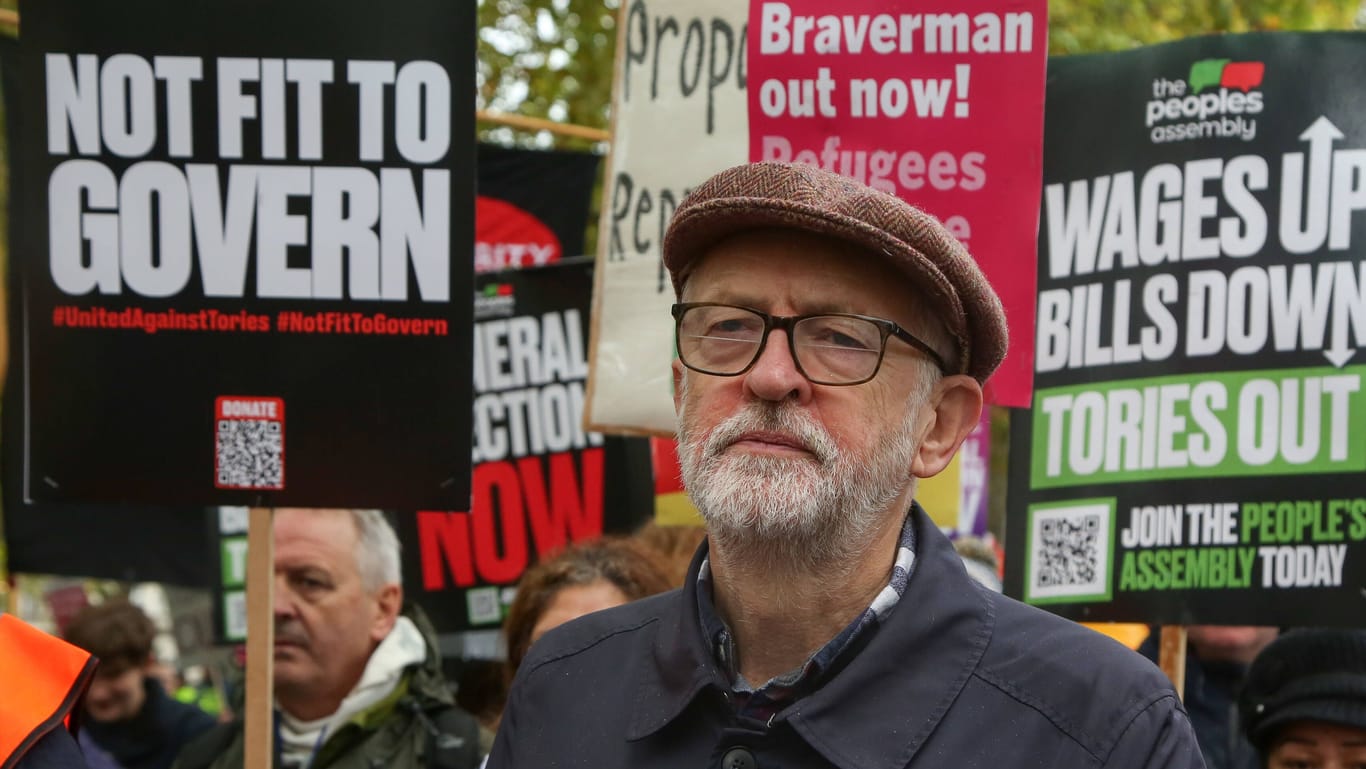 Der ehemalige Labour-Parteichef Jeremy Corbyn bei einer Demonstration gegen die Regierungspolitik der britischen Konservativen.