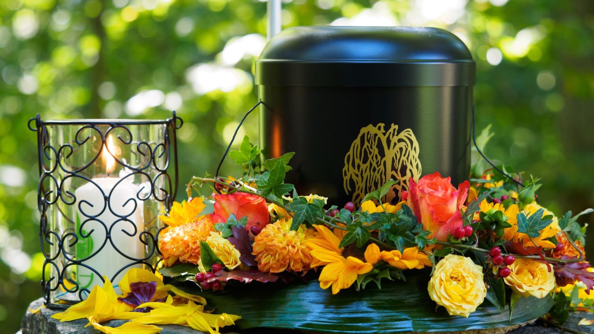 Eine Urne auf einem Friedhof (Symbolbild): In Österreich sorgt ein kurioser Fall für Aufsehen, in dem ein Mann die sterblichen Überreste seiner Ex-Frau ausgrub.