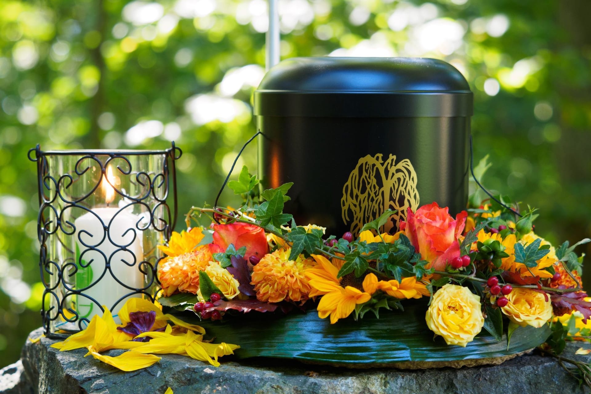 Eine Urne auf einem Friedhof (Symbolbild): In Österreich sorgt ein kurioser Fall für Aufsehen, in dem ein Mann die sterblichen Überreste seiner Ex-Frau ausgrub.