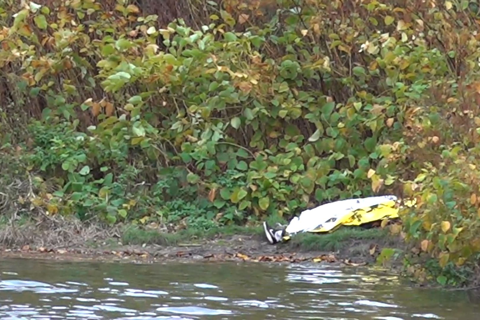 Abgedeckter lebloser Körper am Fundort beim Palmgartenwehr: Eine Passantin sah, wie der Mann tot im Fluss trieb.