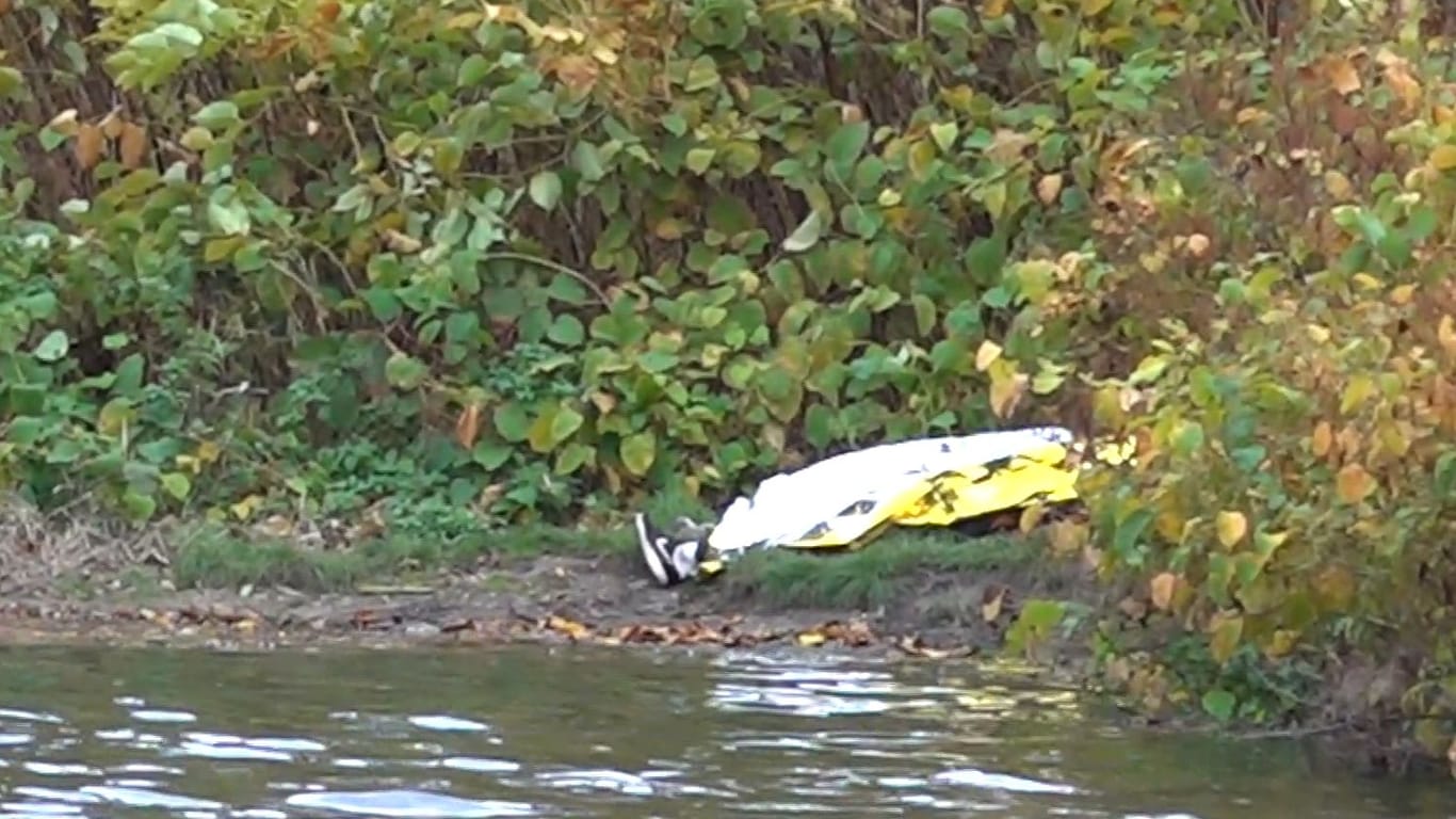 Abgedeckter lebloser Körper am Fundort beim Palmgartenwehr: Eine Passantin sah, wie der Mann tot im Fluss trieb.