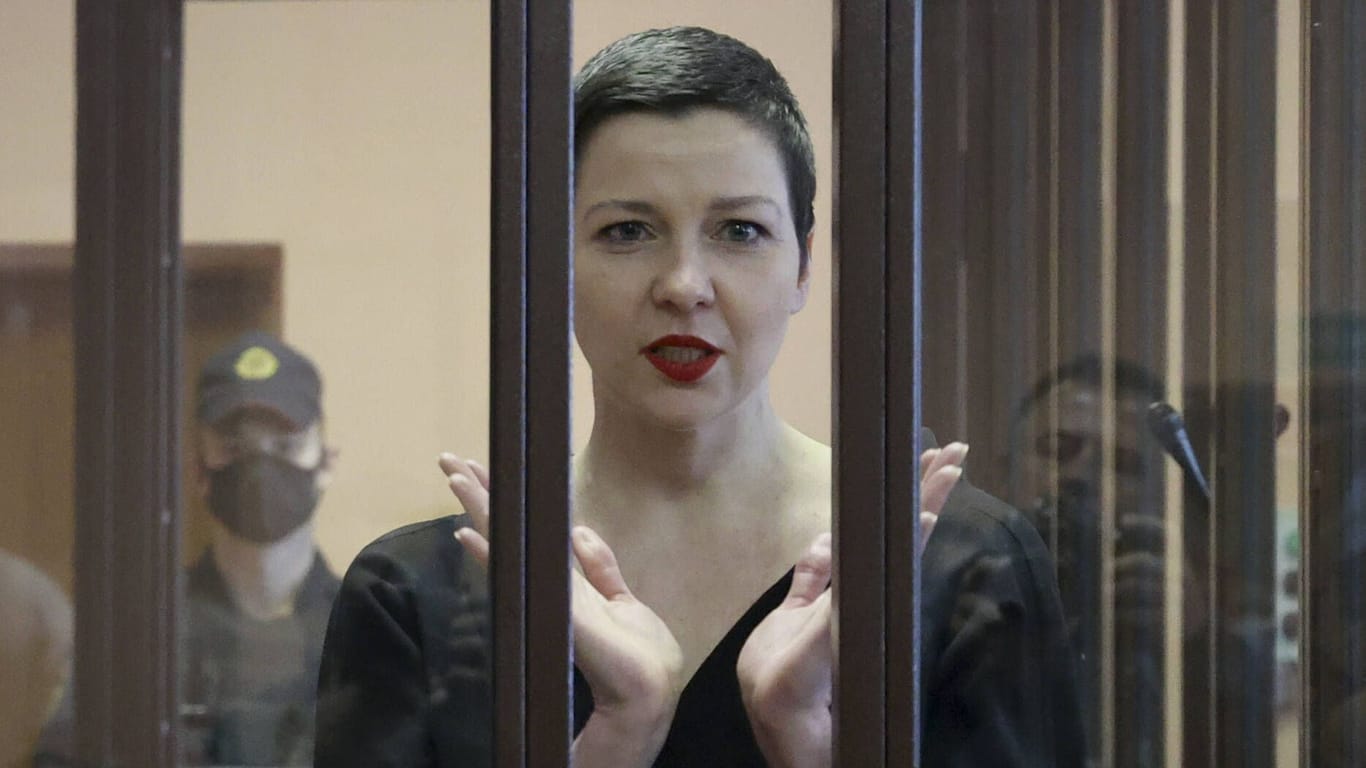 Maria Kolesnikowa bei einem Prozesstermin im August (Archivbild): Die belarussische Aktivistin ist in ein Krankenhaus eingeliefert worden.