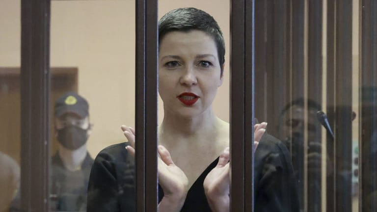 Maria Kolesnikowa bei einem Prozesstermin im August (Archivbild): Die belarussische Aktivistin ist in ein Krankenhaus eingeliefert worden.