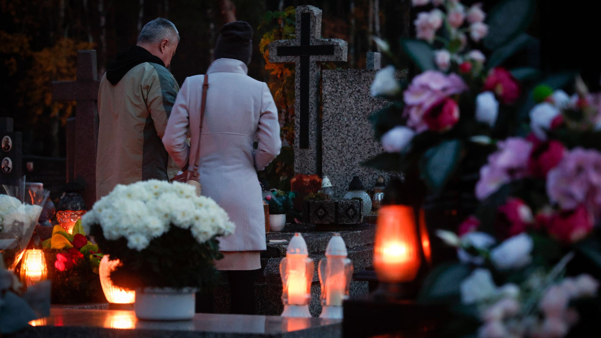 Menschen vor einem Grab auf einem Friedhof (Symbolbild): Die Familie der verstorbenen Fatima braucht Spenden, um ihre Tochter in Peru beerdigen zu können.