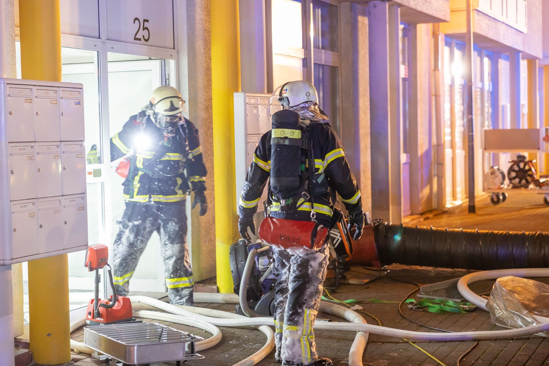 Die Feuerwehr im Einsatz: Das Feuer wurde in einem 4x4m großem Kellerverschlag lokalisiert.