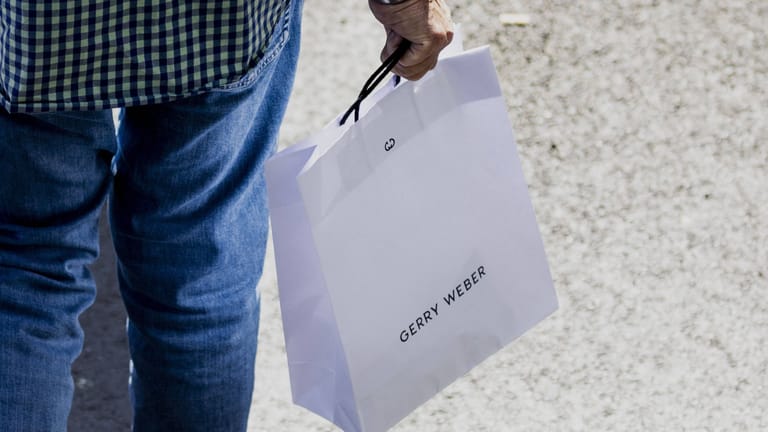 Mann mit einer Einkaufstüte von Gerry Weber: Der Modekonzern Gerry Weber möchte ein attraktiver Arbeitgeber für zukünftige Beschäftigte sein.
