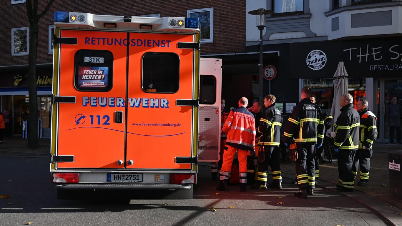 Rettungskräfte am Tatort: Der Angreifer konnte bisher nicht gefasst werden.