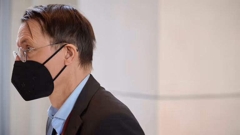 Gesundheitsminister Karl Lauterbach im Bundestag Ende November: Dass der Minister ein großer Fan der Corona-Pille Paxlovid ist, ruft nun die AfD auf den Plan.