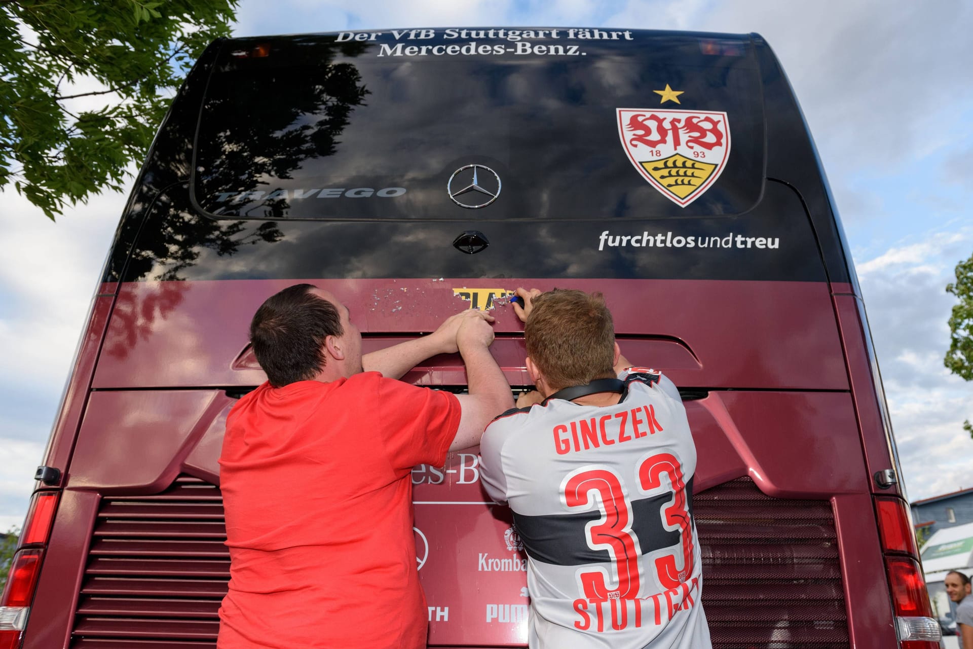 Hartnäckige Aufkleber können mit WD40 entfernt werden.