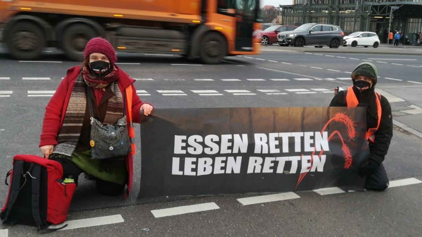 Sonja M. (links) bei einer Straßenblockade (Archivbild): Sie weigert sich, Geldstrafen zu bezahlen.