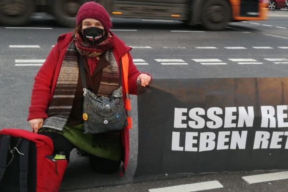 Sonja M. (links) bei einer Straßenblockade (Archivbild): Sie weigert sich, Geldstrafen zu bezahlen.