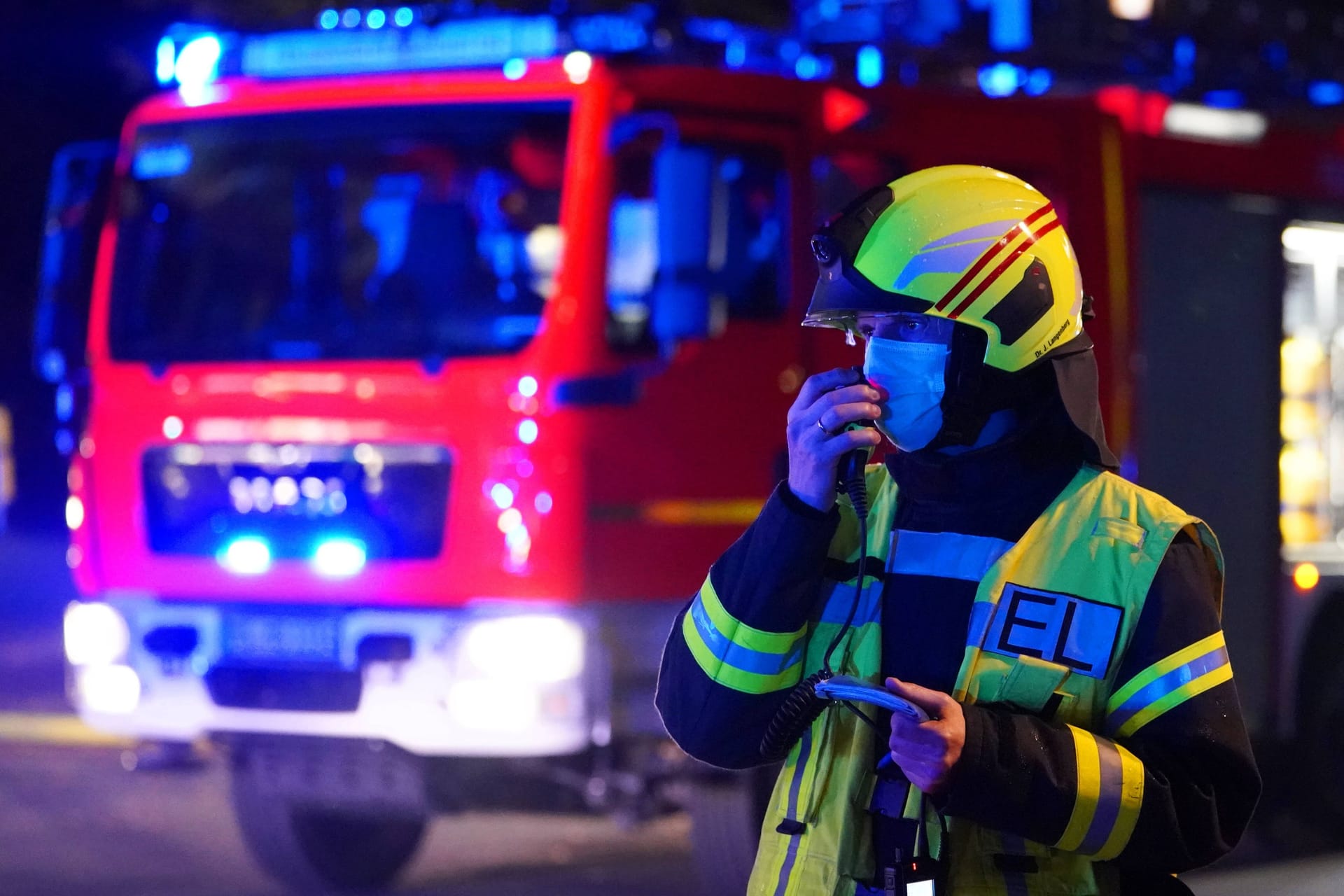 Feuerwehreinsatz bei Nacht (Symbolfoto): Bei Eintreffen des Löschtrupps stand die Halle bereits in Vollbrand.