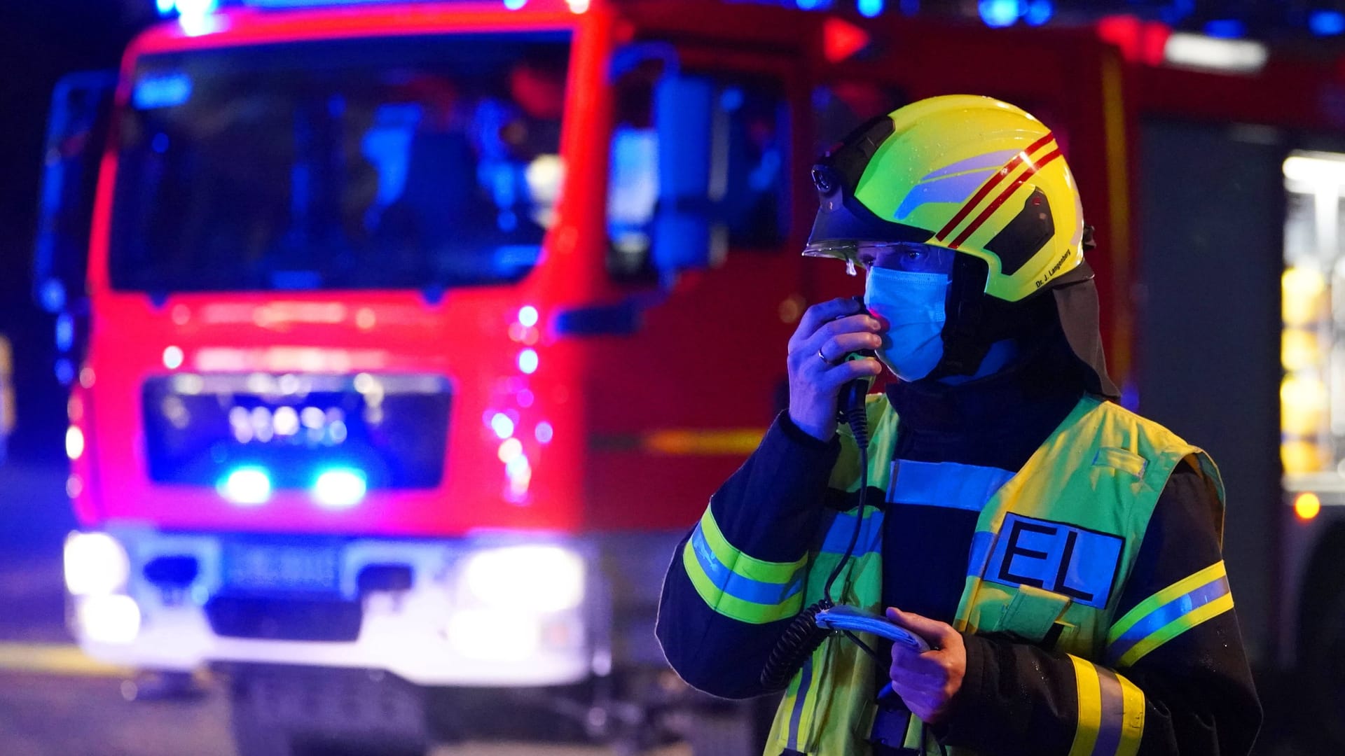 Feuerwehreinsatz bei Nacht (Symbolfoto): Bei Eintreffen des Löschtrupps stand die Halle bereits in Vollbrand.