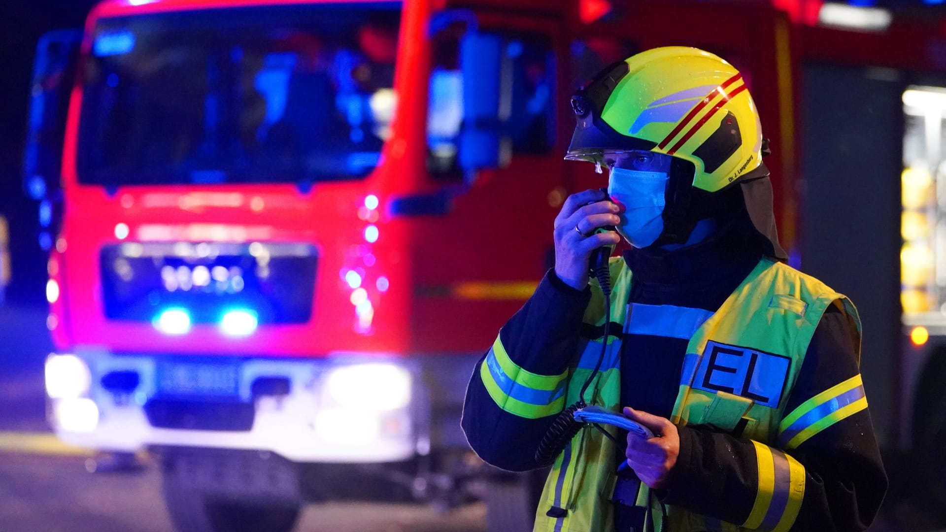 Feuerwehreinsatz bei Nacht (Symbolfoto): Bei Eintreffen des Löschtrupps stand die Halle bereits in Vollbrand. Feuerwehreinsatz bei Nacht (Symbolfoto): Bei Eintreffen des Löschtrupps stand die Halle bereits in Vollbrand.