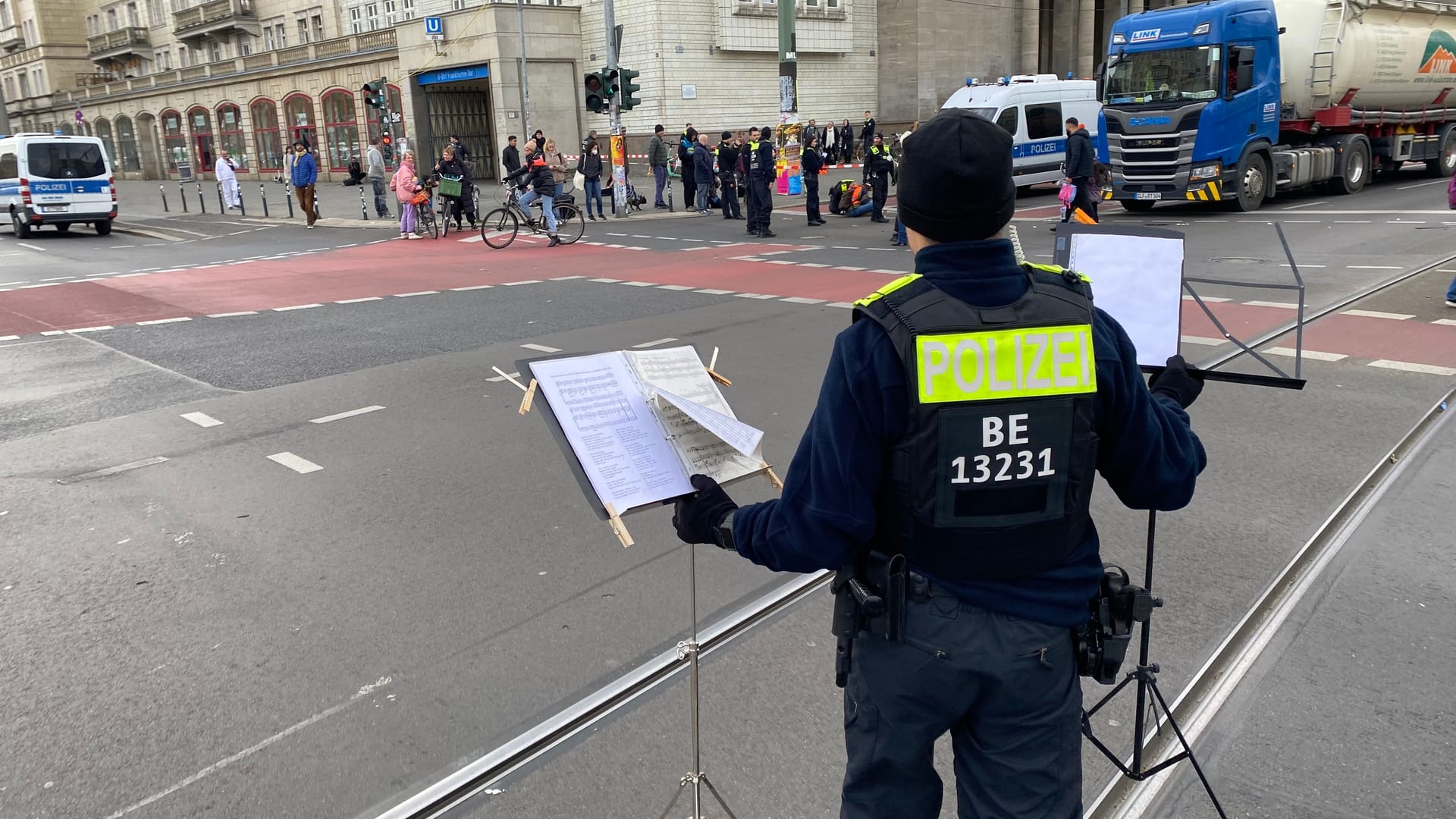 Ein Polizist trägt die Notenständer des Chors weg.