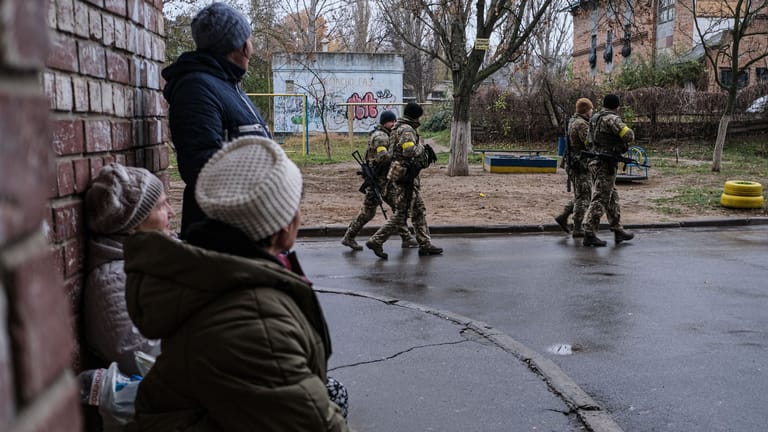 Soldaten auf der Suche nach russischen Kollaborateuren: "Sie gehen von Haus zu Haus, von Wohnung zu Wohnung."