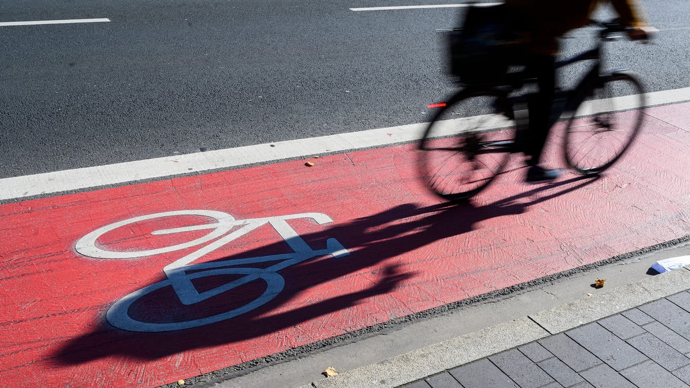 Fahrradfahrer auf einem roten Radweg (Symbolfoto): Der ADFC ist alles andere als zufrieden mit der aktuellen Verkehrspolitik.