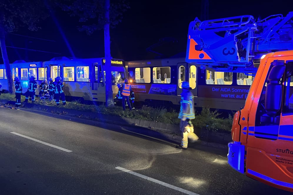 Stadtbahnunfall in Stuttgart: Rettungskräfte und Polizei waren mit einem Großaufgebot im Einsatz. Glücklicherweise gab es nur einen leicht Verletzten.