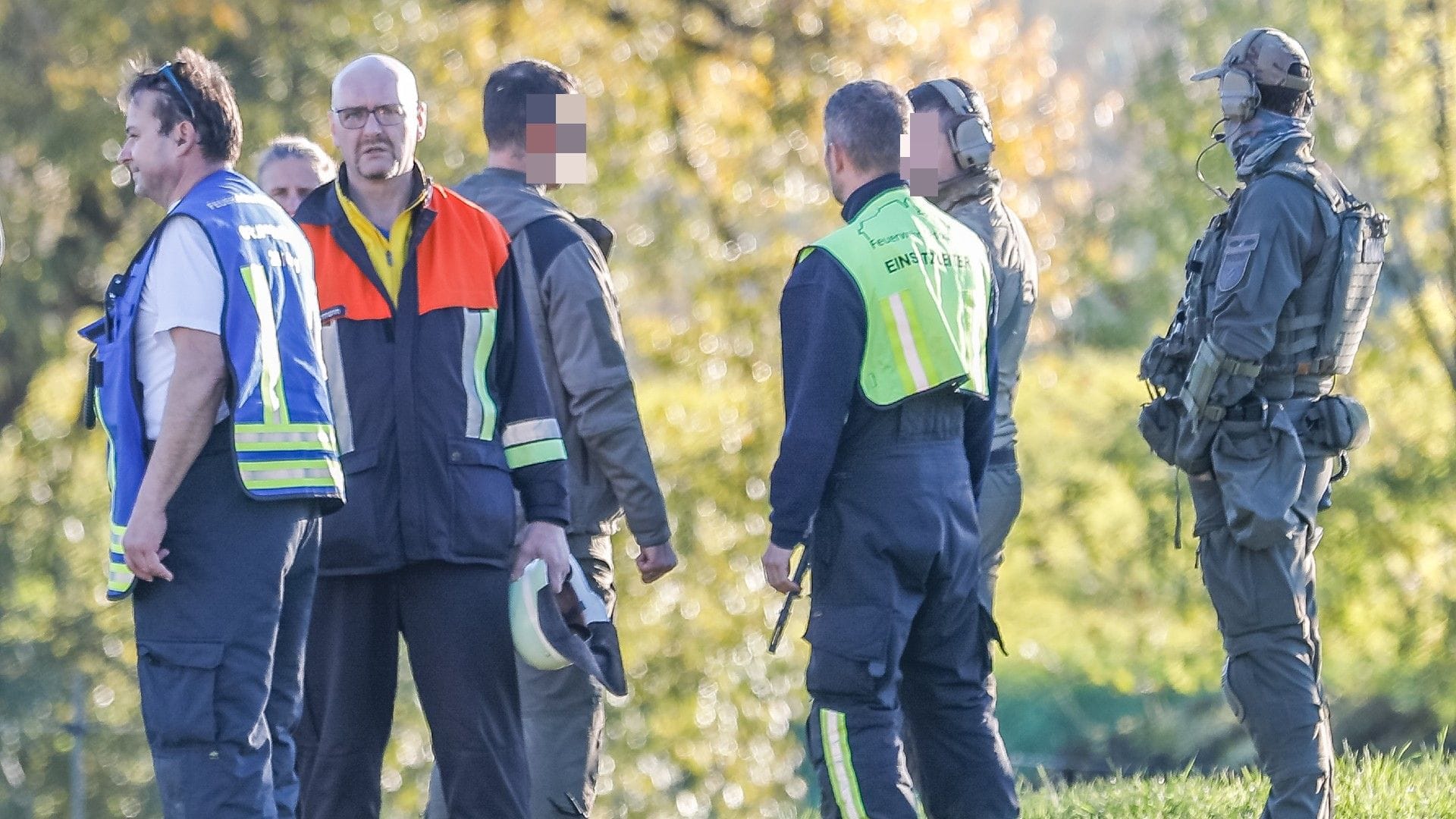 Außergewöhnlicher Einsatz: Neben der Feuerwehr rückten auch Spezialkräfte der Polizei aus. Außergewöhnlicher Einsatz: Neben der Feuerwehr rückten auch Spezialkräfte der Polizei aus.