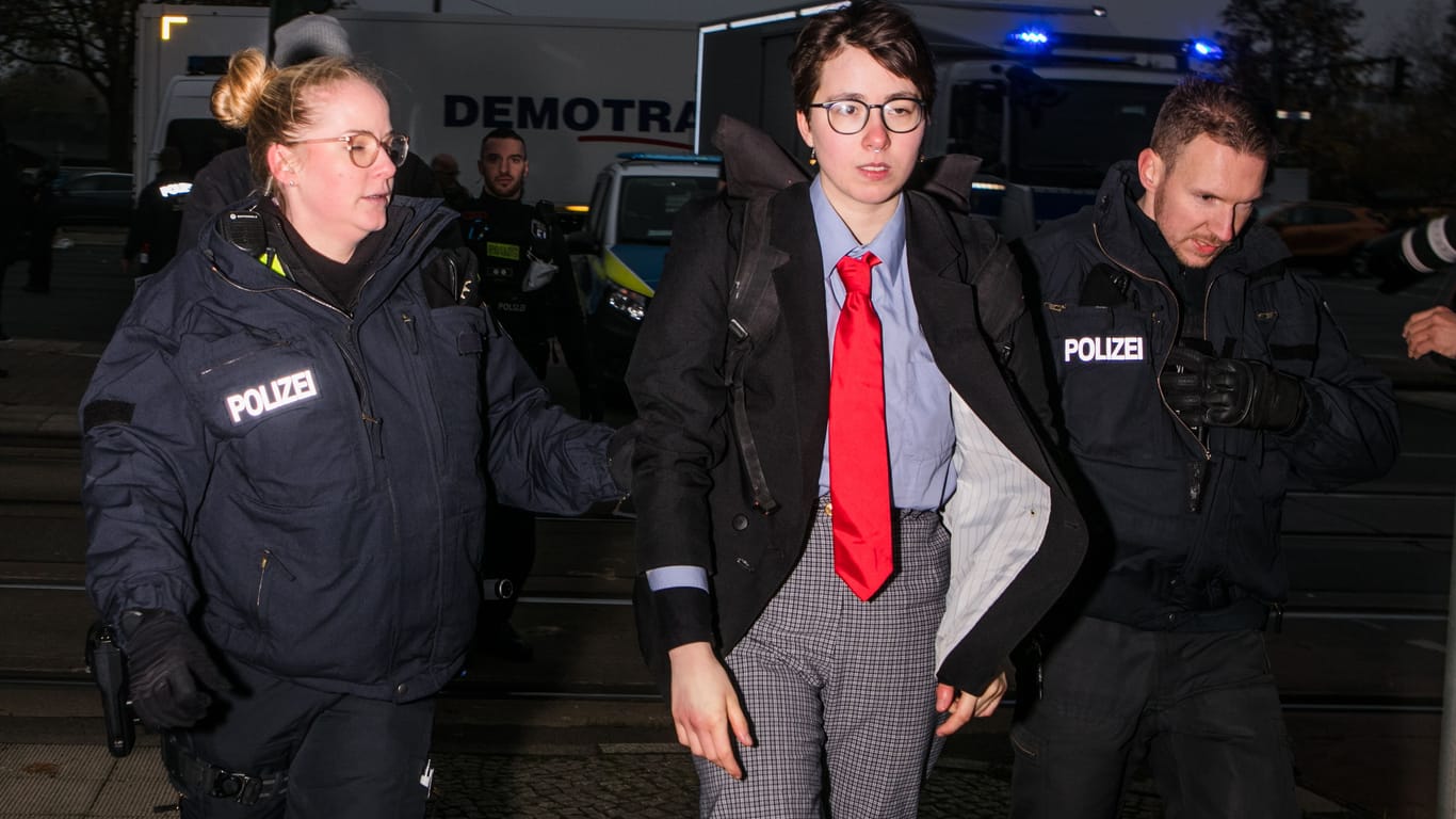 Aktivistin Lina Eichler wird von der Polizei abgeführt
