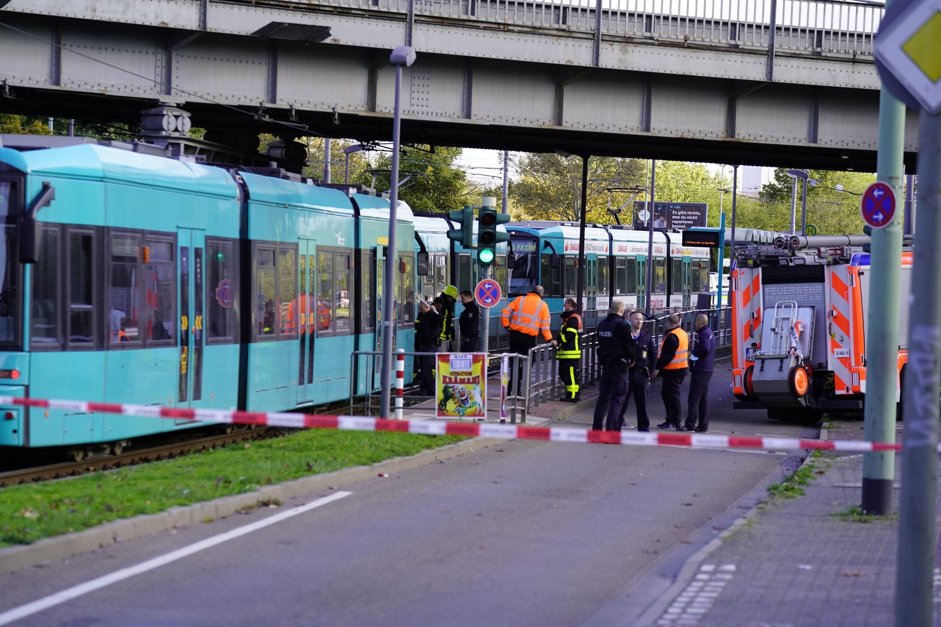 Der Unfallort an einer Haltestelle in Frankfurt-Nied: Der 13-Jährige wollte die Gleise überqueren.