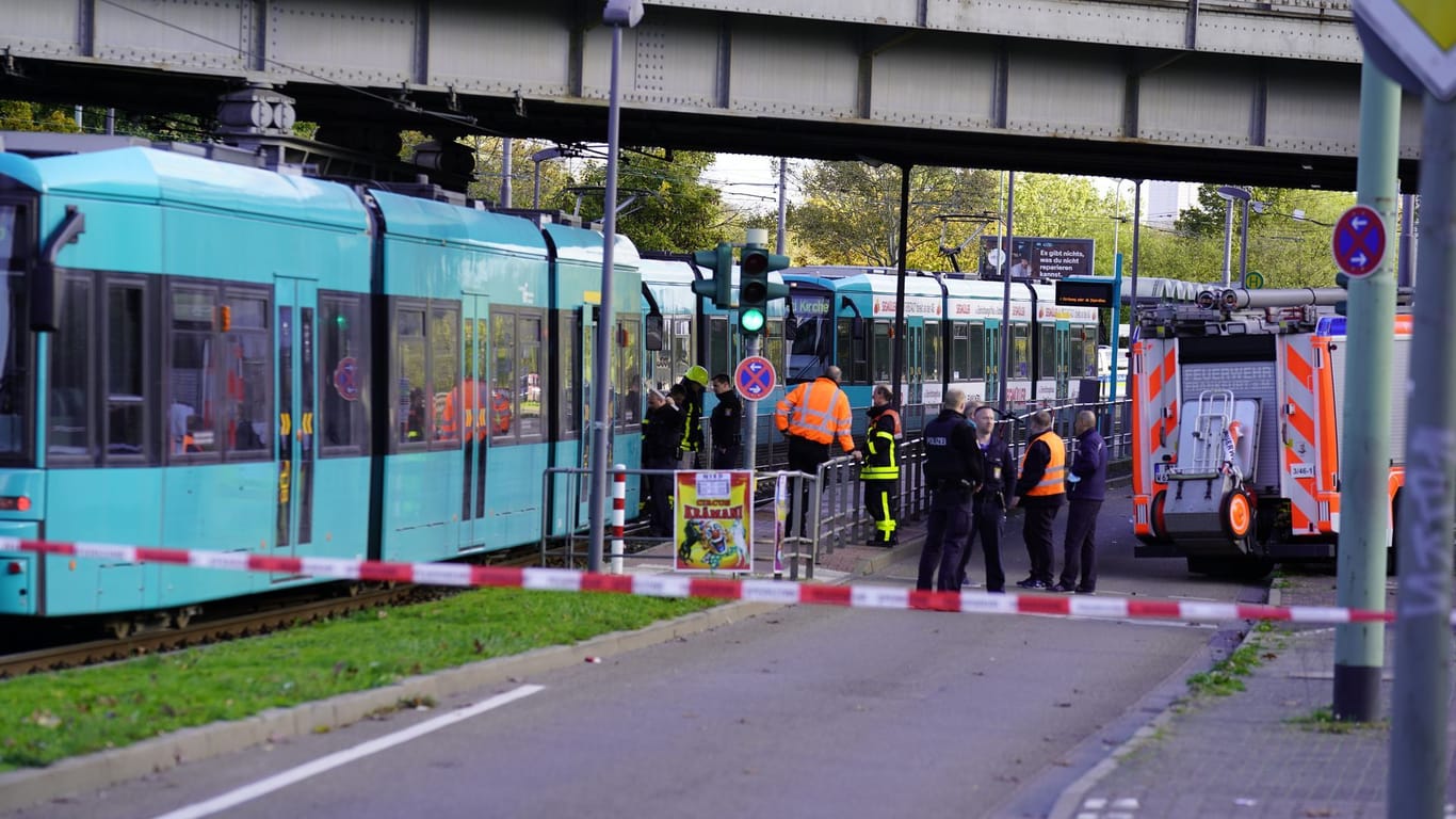 Der Unfallort an einer Haltestelle in Frankfurt-Nied: Der 13-Jährige wollte die Gleise überqueren.