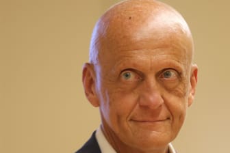 Pierluigi Collina: Der Schiri-Boss der Fifa rechnet mit langen Nachspielzeiten während der WM.