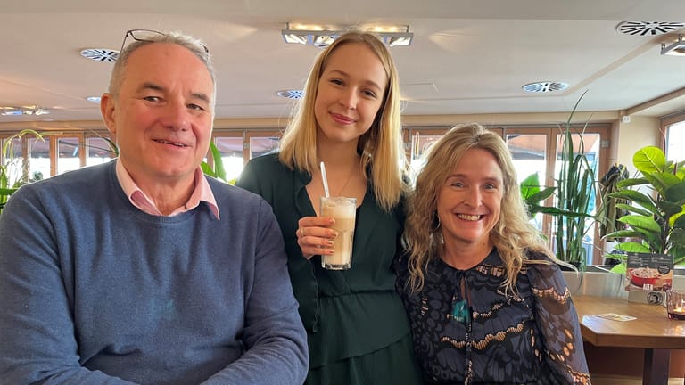 Christkind Teresa Windschall mit ihren Eltern Reinhard und Barbara.