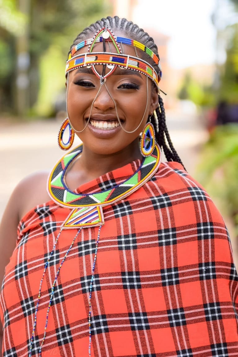 Anita Soina mit traditionellem Schmuck und Kleidung der Massai: Sie ist überzeugt, dass viele menschen erst dann etwas gegen die Klimakrise unternehmen, wenn sie selbst betroffen sind.