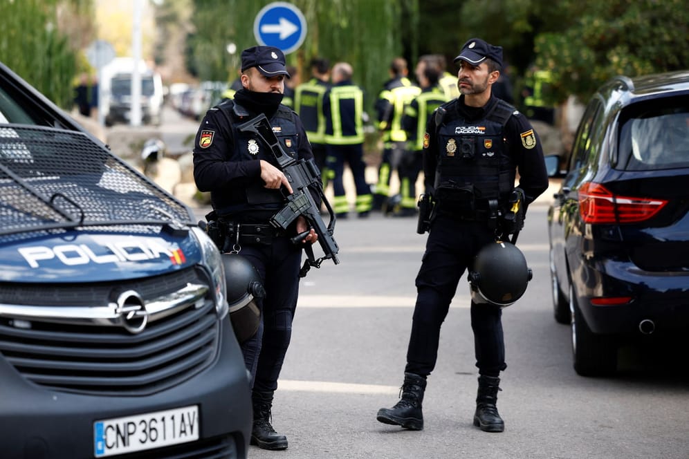 Madrid: Der Bereich um das Botschaftsgebäude wurde abgesperrt.