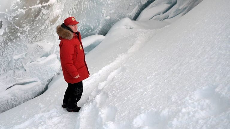 Putin auf dünnem Eis in einer Gletscherhöhle (Archivbild).