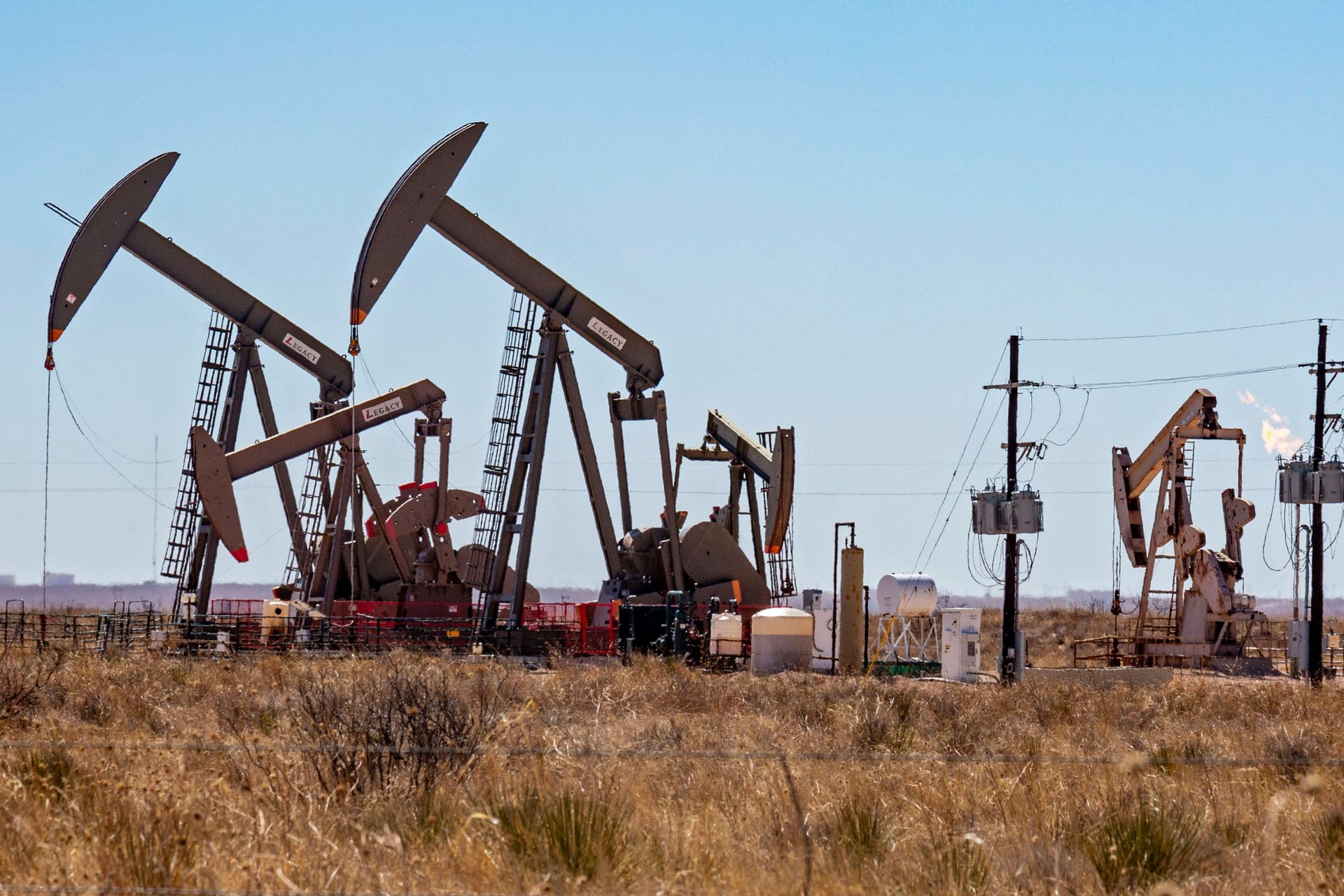 Ölförderung im US-Bundesstaat New Mexico (Archiv): Sorgen um ein Abflauen der Weltwirtschaft belasten den Ölpreis. Ölförderung im US-Bundesstaat New Mexico (Archiv): Sorgen um ein Abflauen der Weltwirtschaft belasten den Ölpreis.