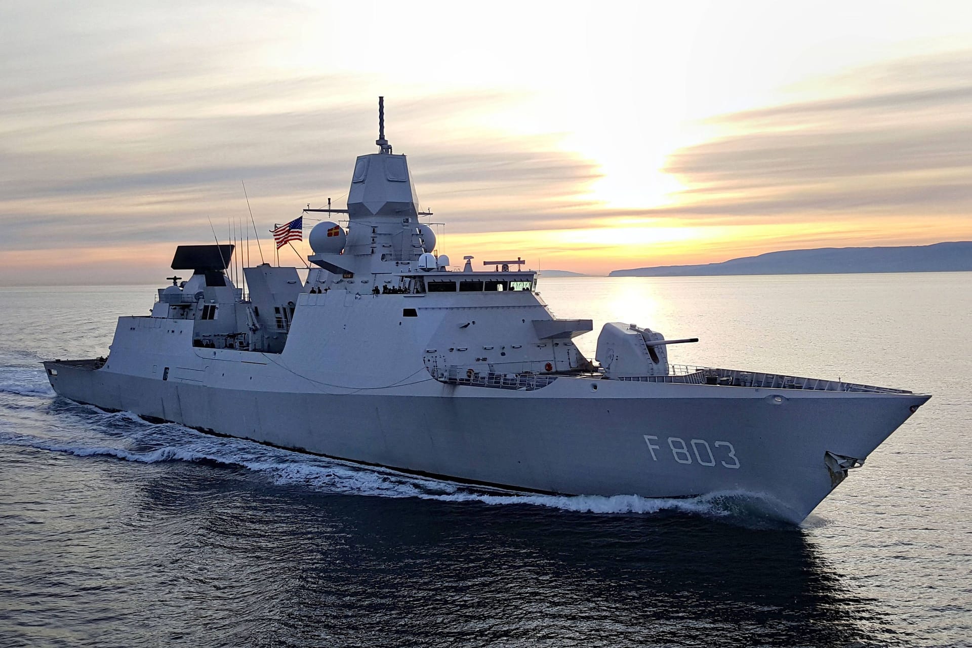 Flaggschiff des Marineverbands SNMG1: Die Kampfjets seien bei dem Vorfall nur etwa 73 Meter entfernt gewesen.