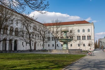Gebäude der Ludwig-Maximilians-Universität in München (Archivbild): Hier wurde am Montag ein Student mit einer Waffe gesehen.