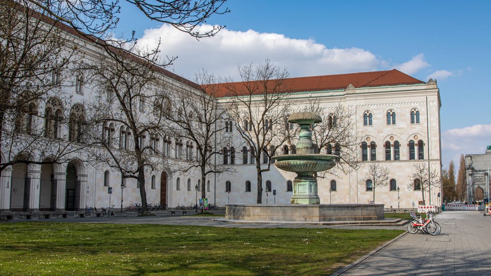 Gebäude der Ludwig-Maximilians-Universität in München (Archivbild): Hier wurde am Montag ein Student mit einer Waffe gesehen.