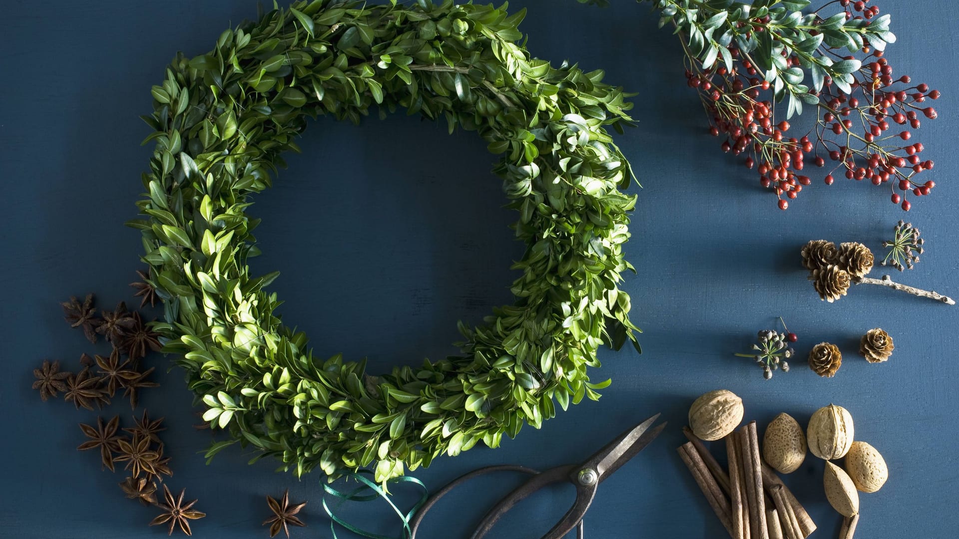 Es kommt auf die Mischung an: Adventskränze lassen sich durch bestimmte Pflanzen besonders festlich gestalten.