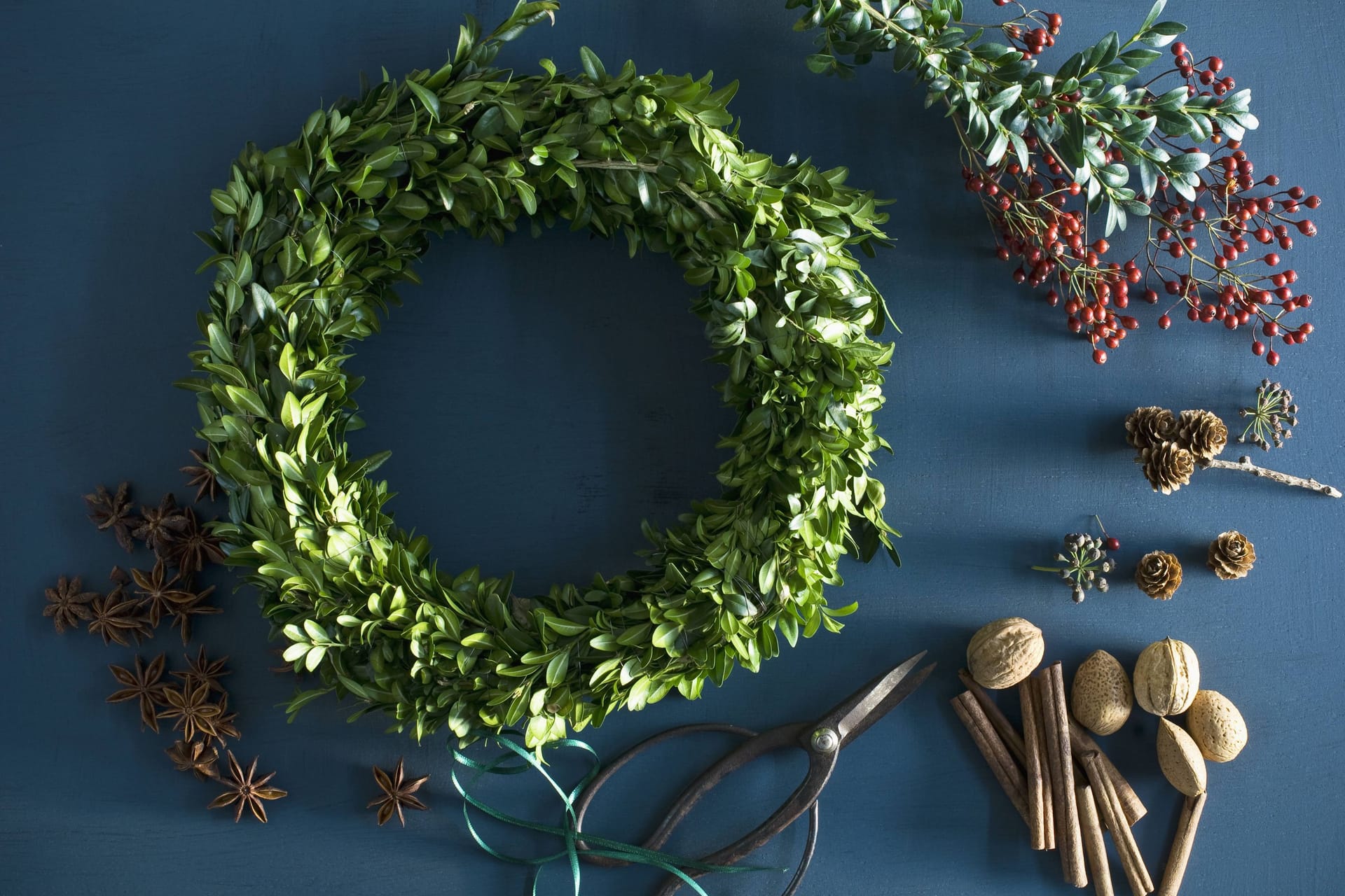 Es kommt auf die Mischung an: Adventskränze lassen sich durch bestimmte Pflanzen besonders festlich gestalten.