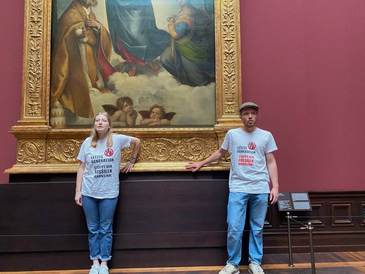 Museumsaktion in der Gemäldegalerie Alte Meister in Dresden im August 2022: Zwei Klimaaktivisten der "Letzten Generation" klebten sich an den Rahmen von Raffaels "Sixtinischer Madonna". Die Aktion sollte verdeutlichen, dass die Klimakatastrophe nicht mehr zu ignorieren sei.